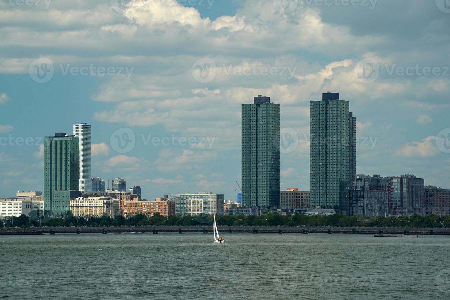 gratte-ciel du new jersey vue de new york paysage urbain depuis l'île de la liberté de la rivière hudson photo