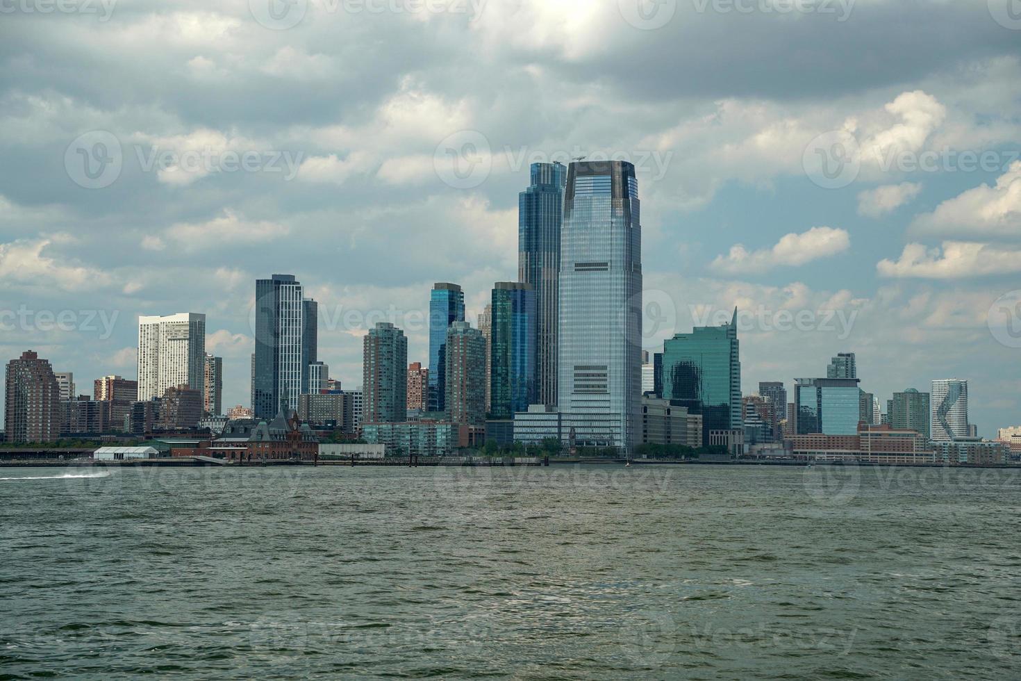 vue sur le paysage urbain de new york depuis l'île de la liberté de la rivière hudson photo