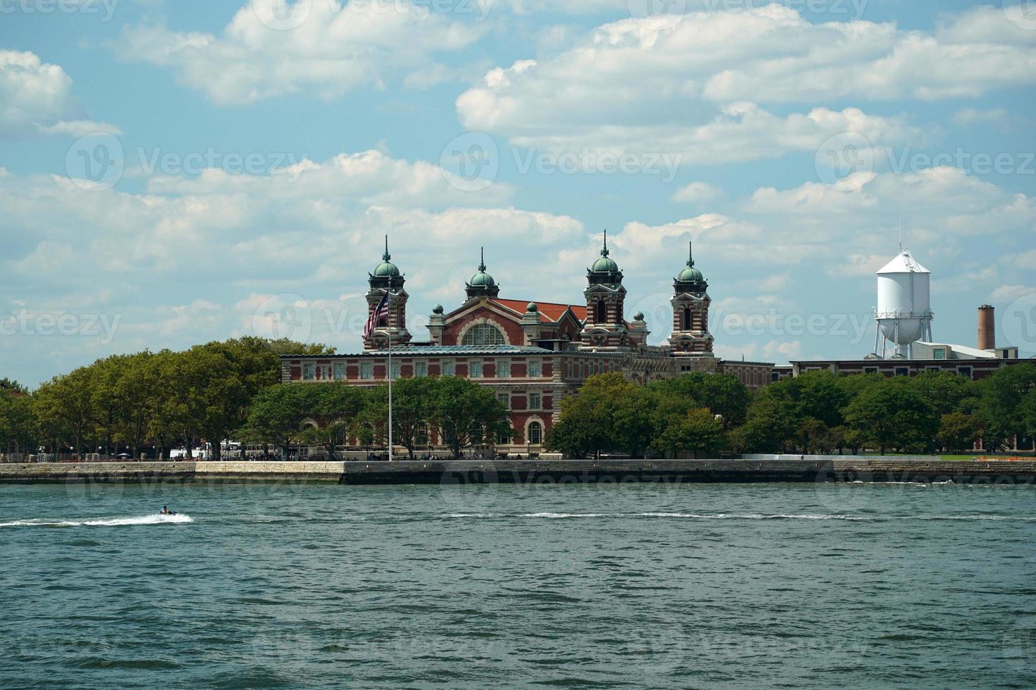 ellis island, new york, vue, paysage urbain, depuis, rivière hudson, île liberté photo