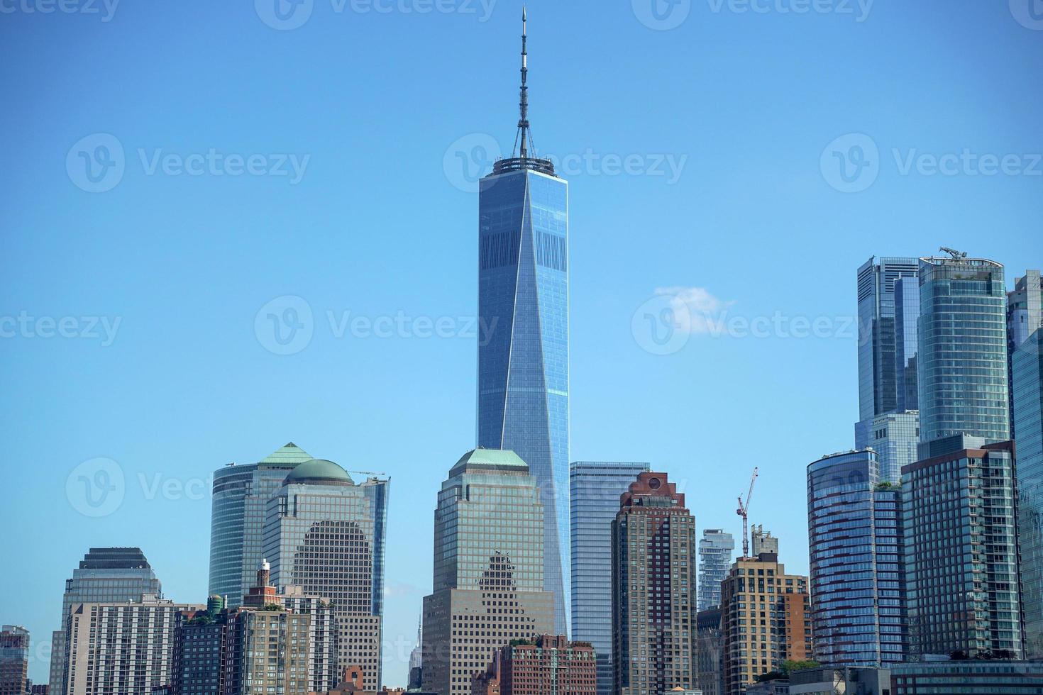 détail des gratte-ciel de new york voir le paysage urbain de l'île de la liberté de la rivière hudson photo