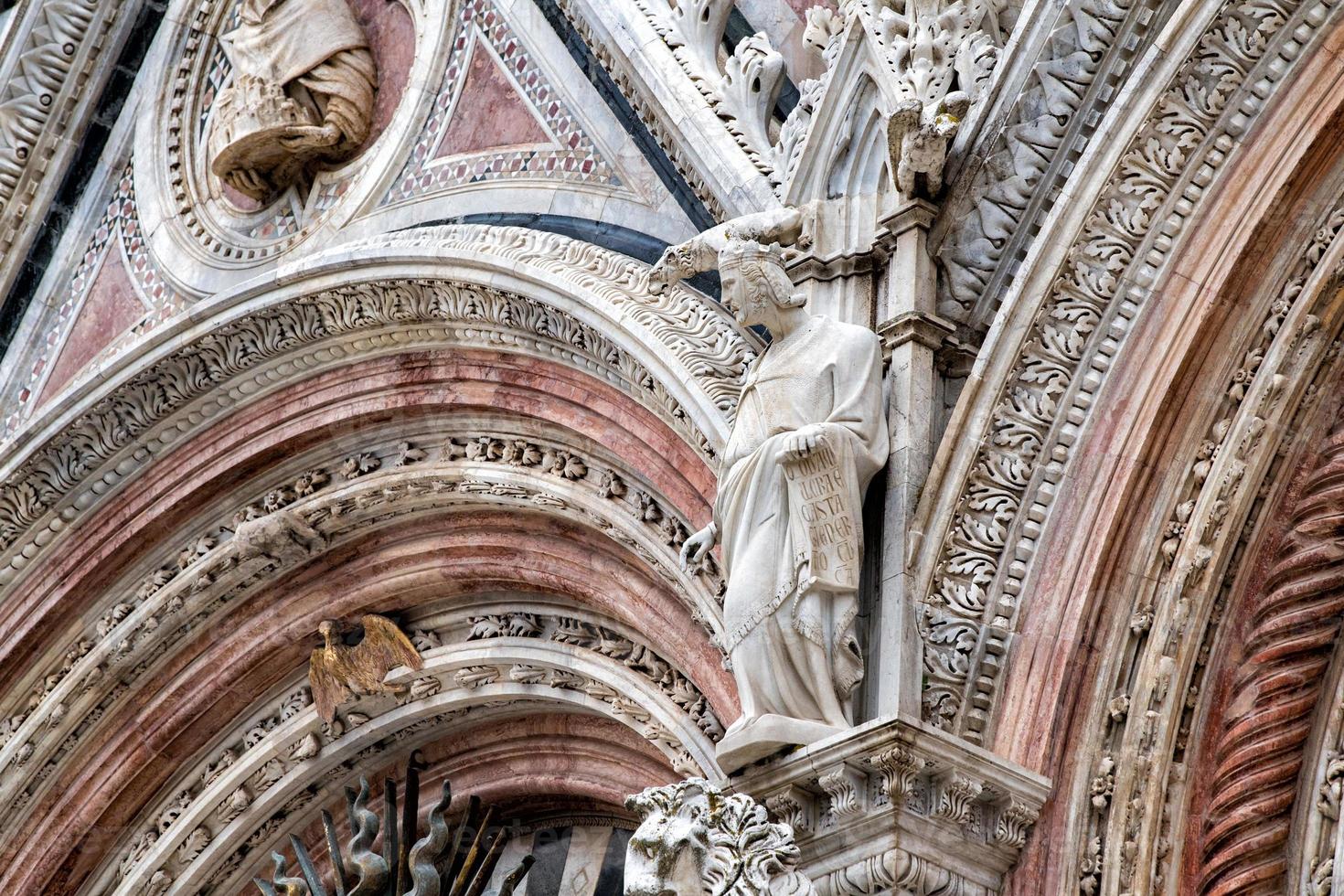 Vue extérieure de la cathédrale du dôme de Sienne détail de la statue photo