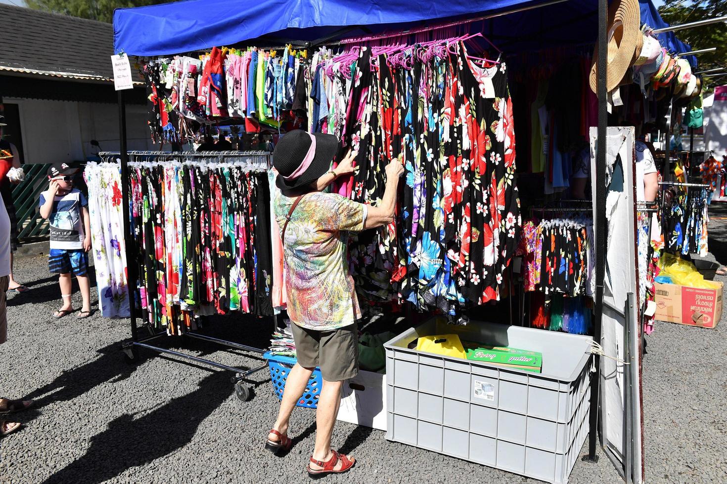 rarotonga, îles cook - 19 août 2017 - touristes et locaux au marché populaire du samedi photo