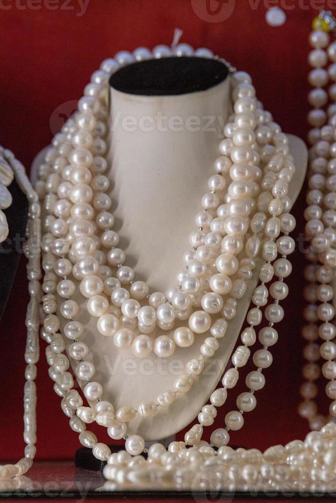 collier de perles blanches exposé photo