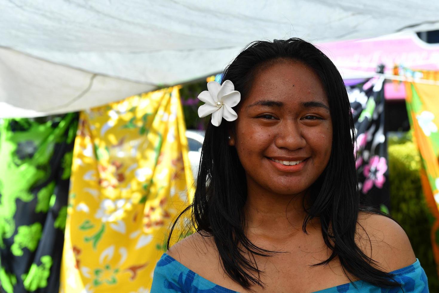 rarotonga, îles cook - 19 août 2017 - touristes et locaux au marché populaire du samedi photo