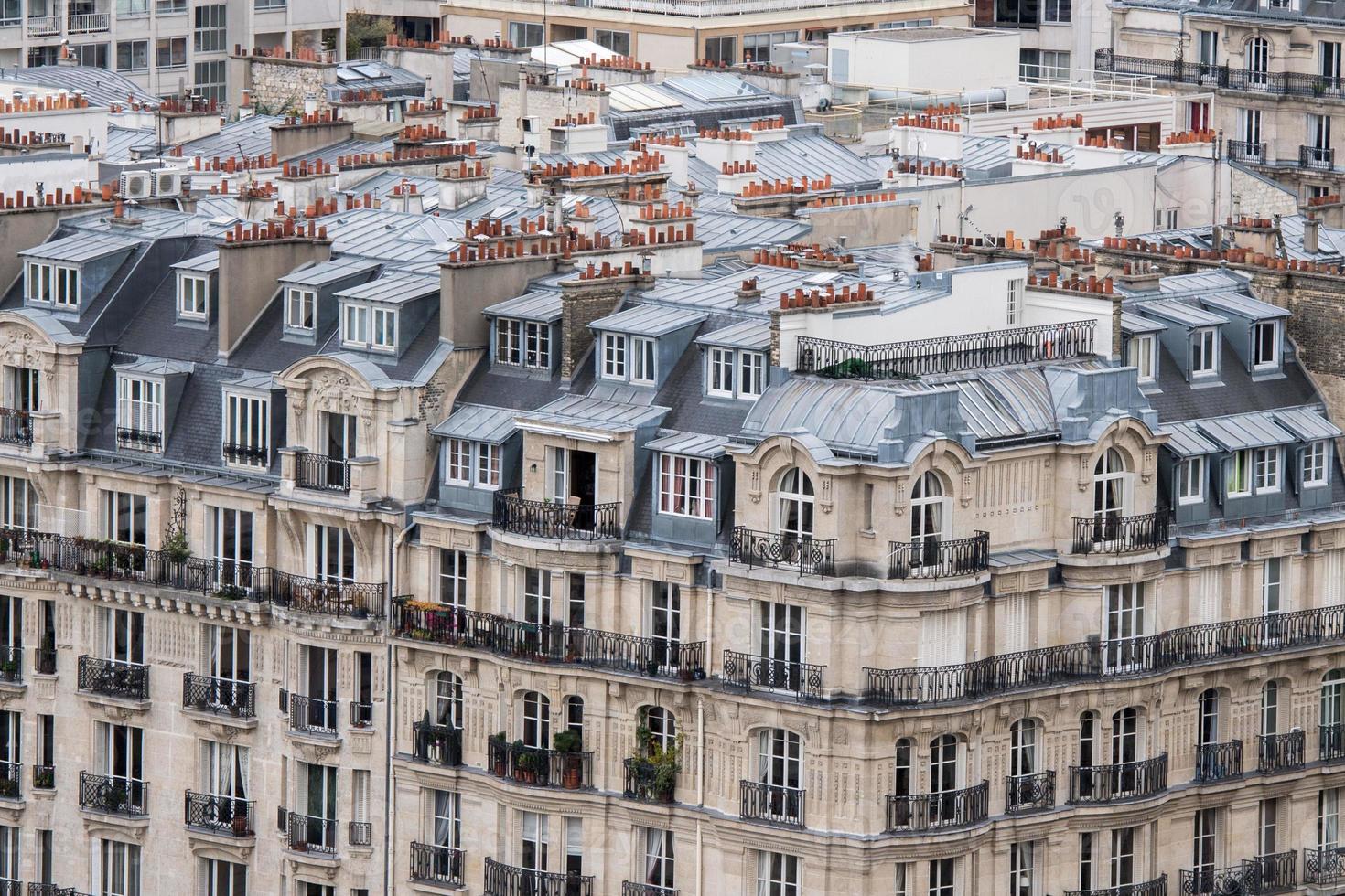 toits de paris et détail de la cheminée cityview photo