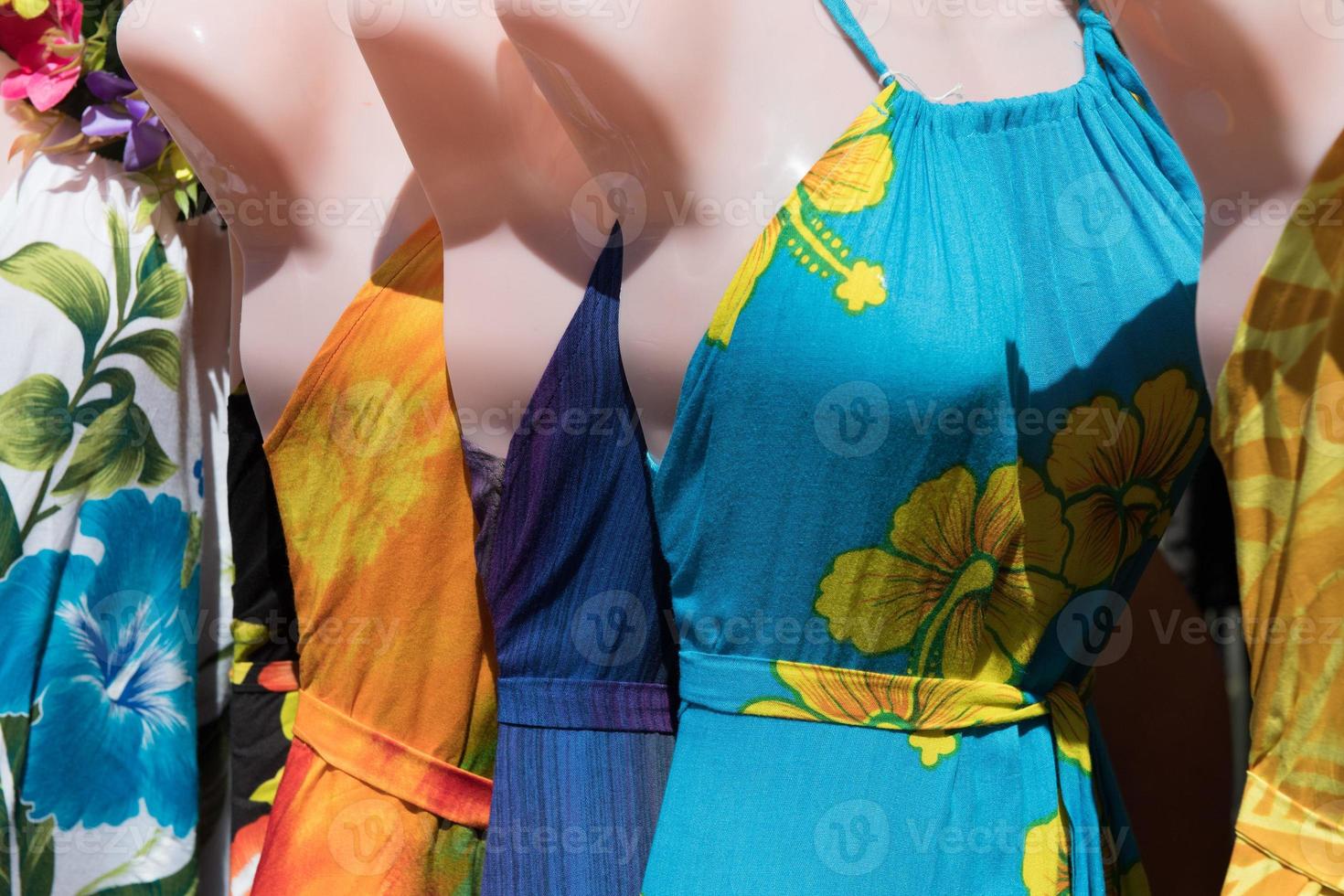 paréo coloré et robe polynésienne à vendre au marché photo