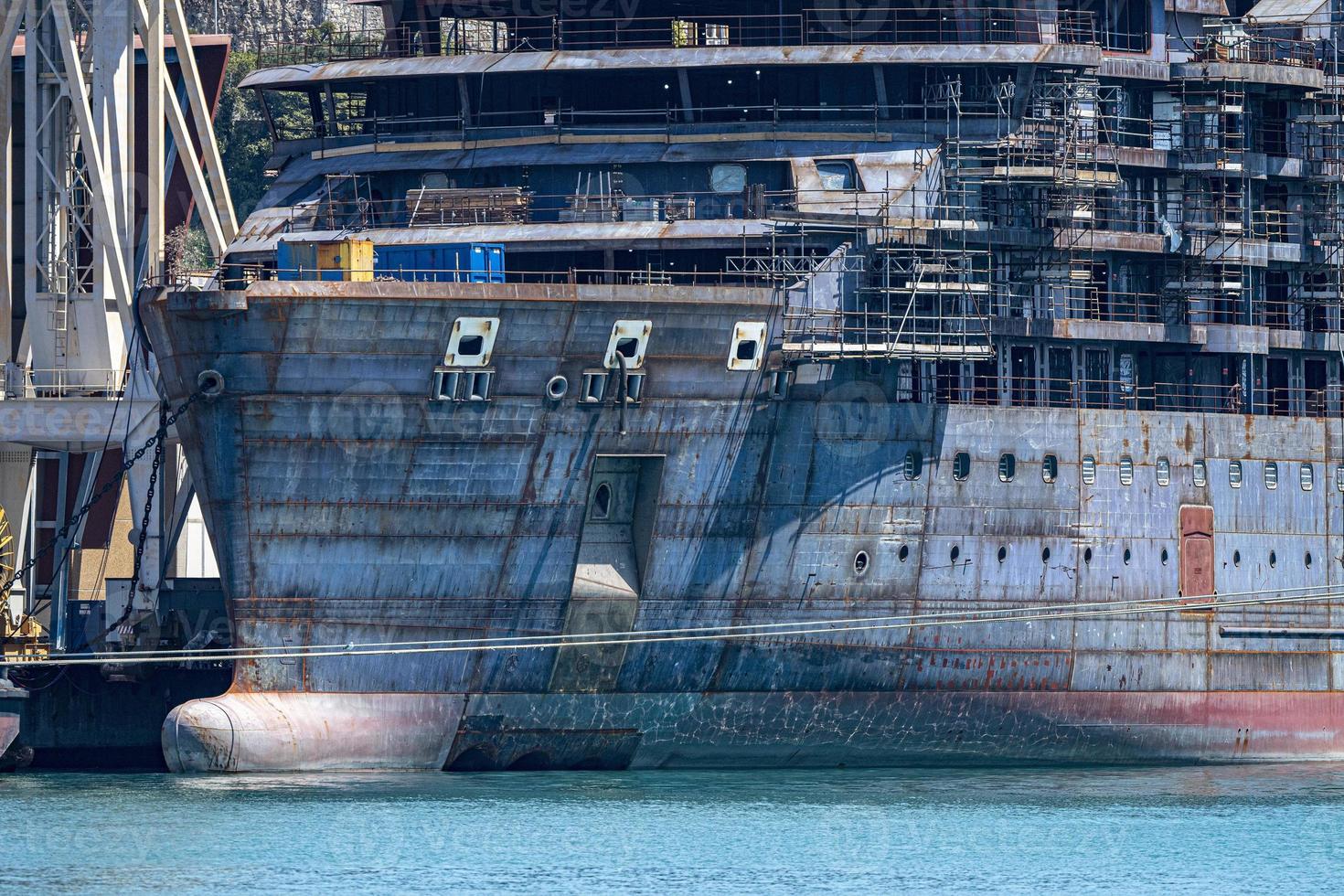 navire en construction dans le port photo