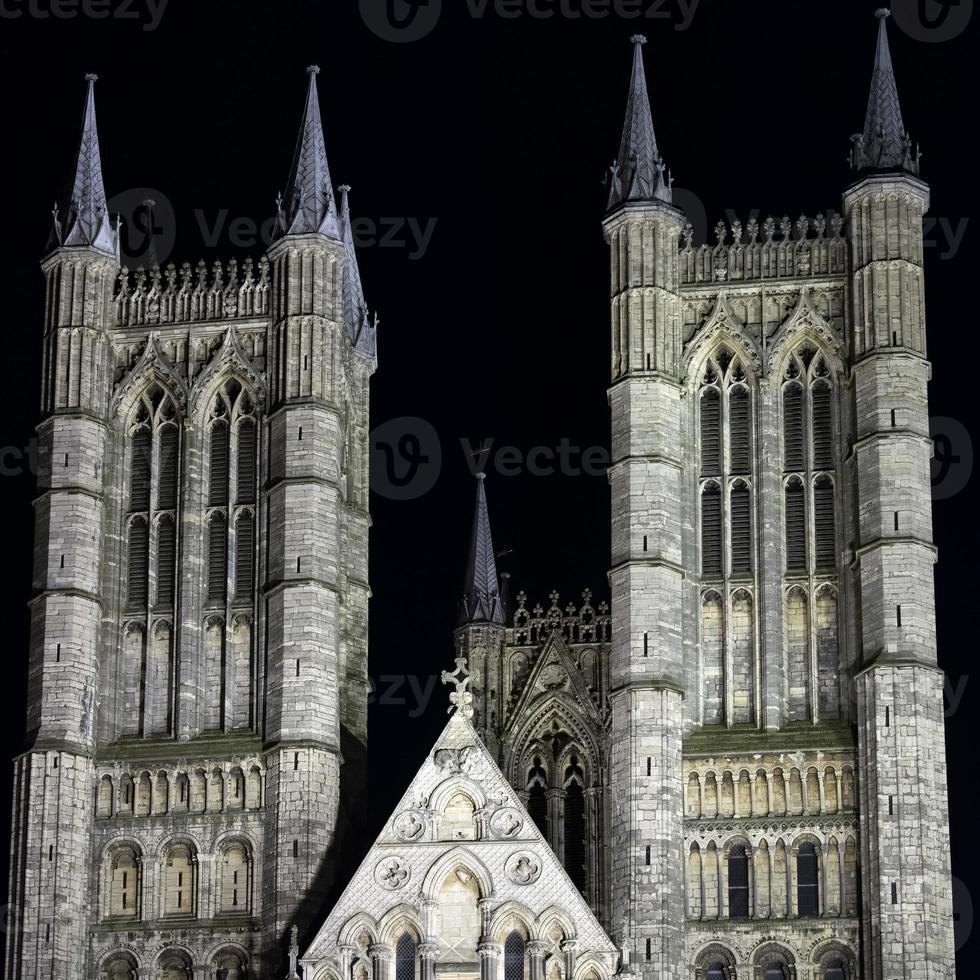 cathédrale de lincoln en grande bretagne vue de nuit photo