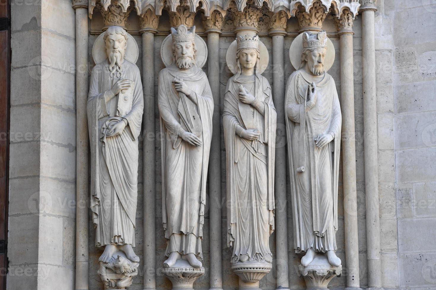 Détail de la statue de la façade de notre dame photo