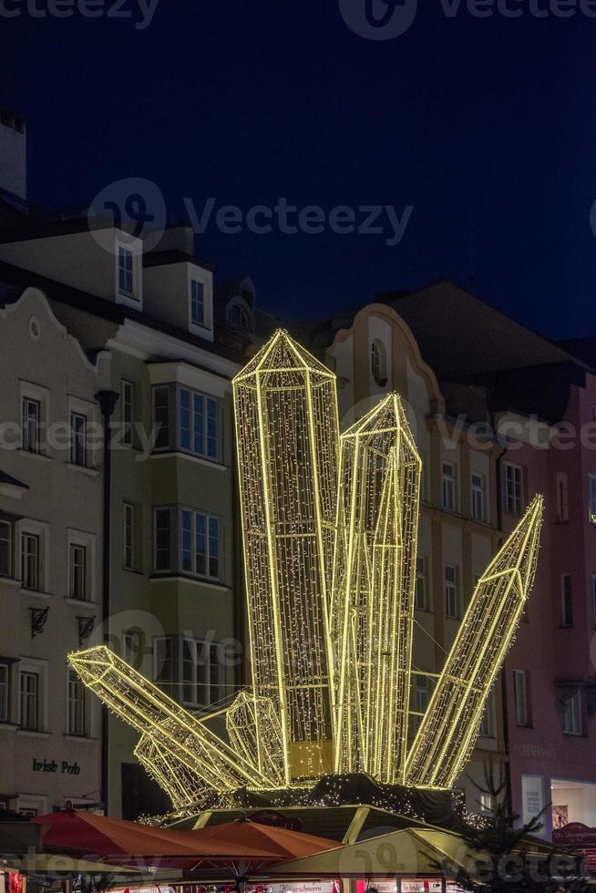 innsbruck, autriche - 29 décembre 2015 - rue de la ville avec lumière de noël photo