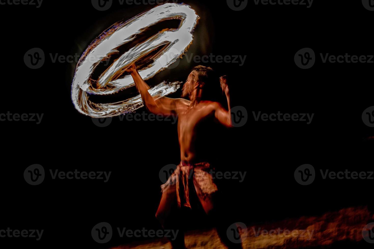 danse du feu danseur polynésien des îles Cook avec pôle de flammes photo