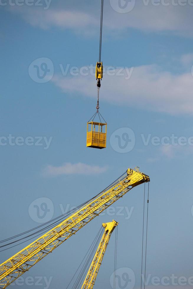 Détail de la grue de fer du vieux port photo