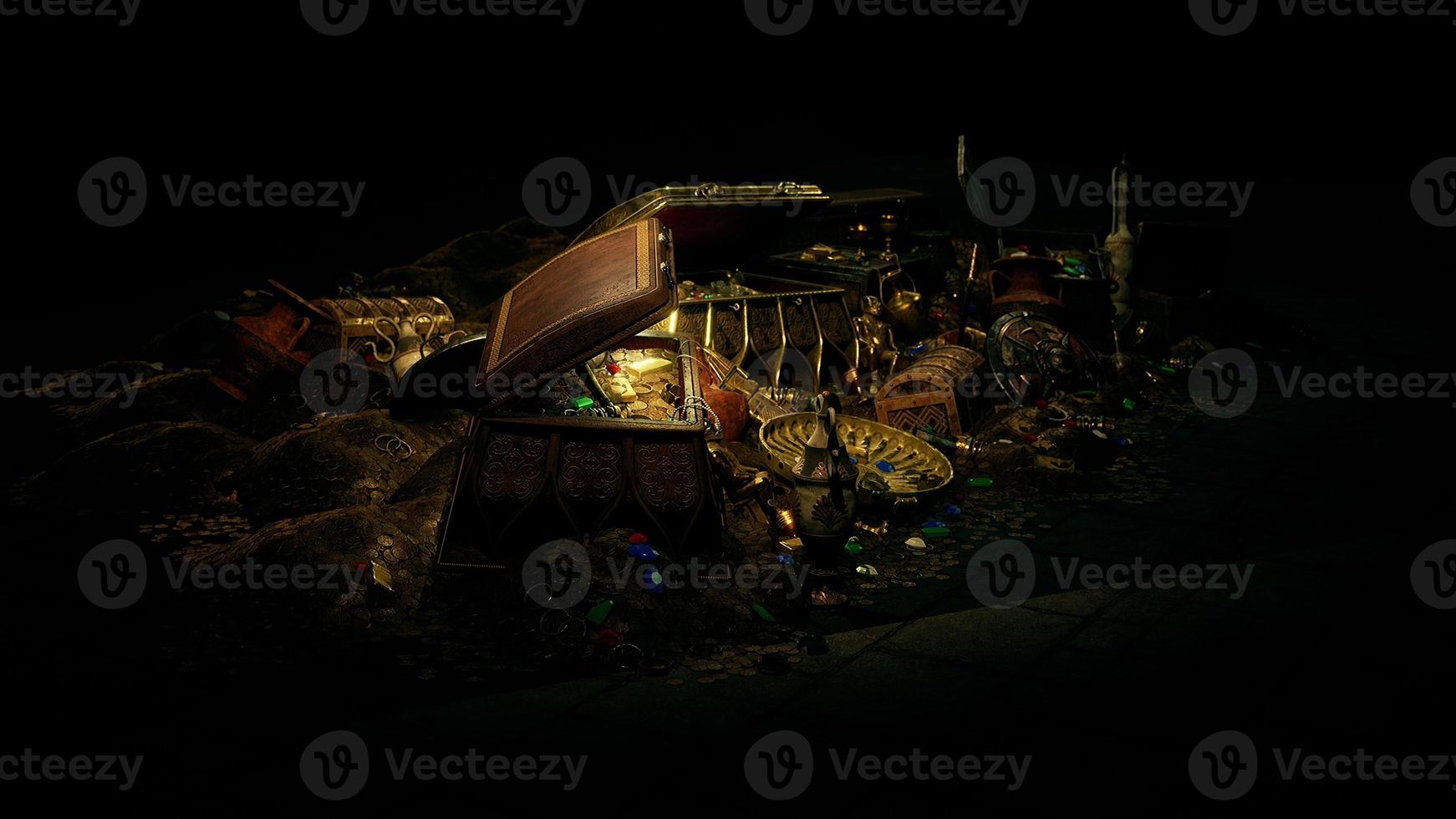 mystérieux vieux coffre au trésor en bois ouvert avec lumière photo