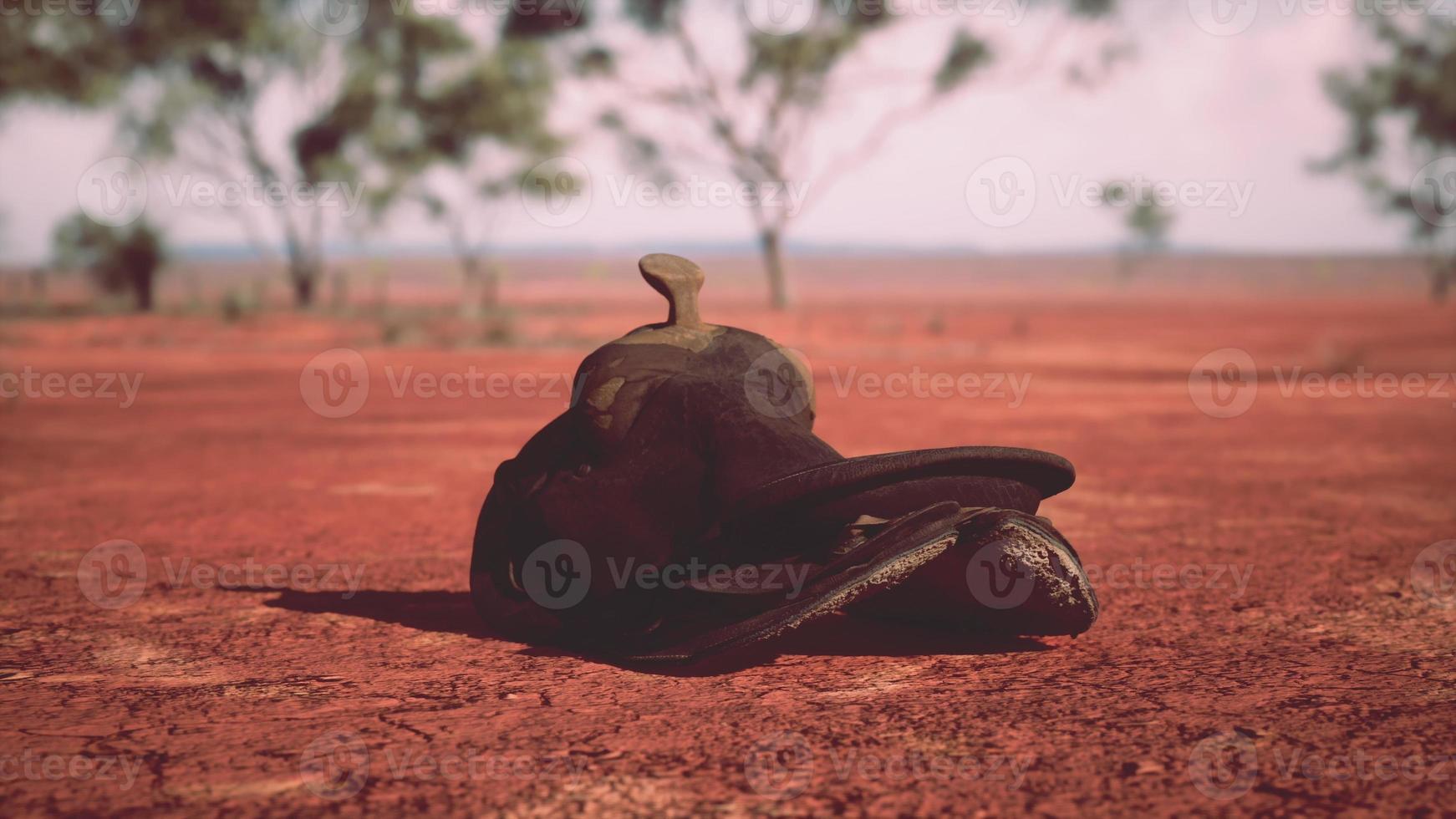 vieille selle mexicaine décorée allongée sur le sable photo