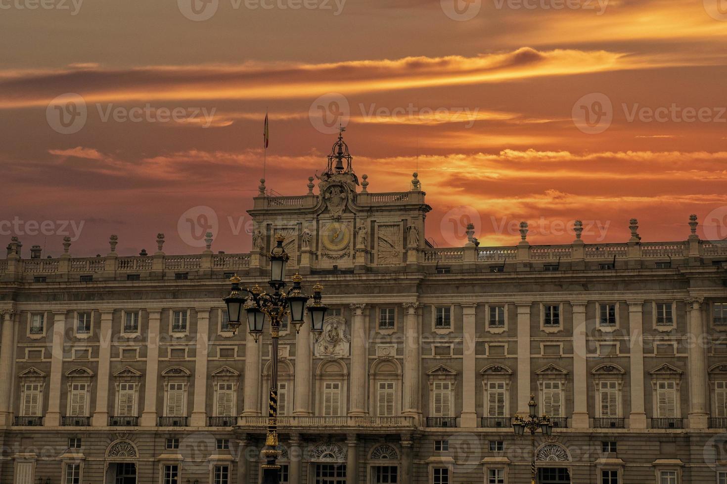 palais royal madrid au coucher du soleil photo