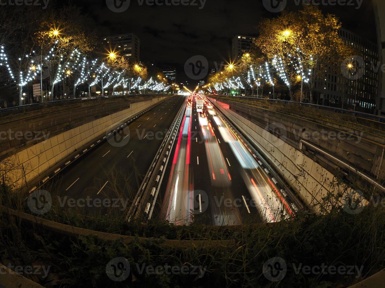 embouteillage à madrid castilla place la nuit avec des pistes d'éclairage de voiture photo