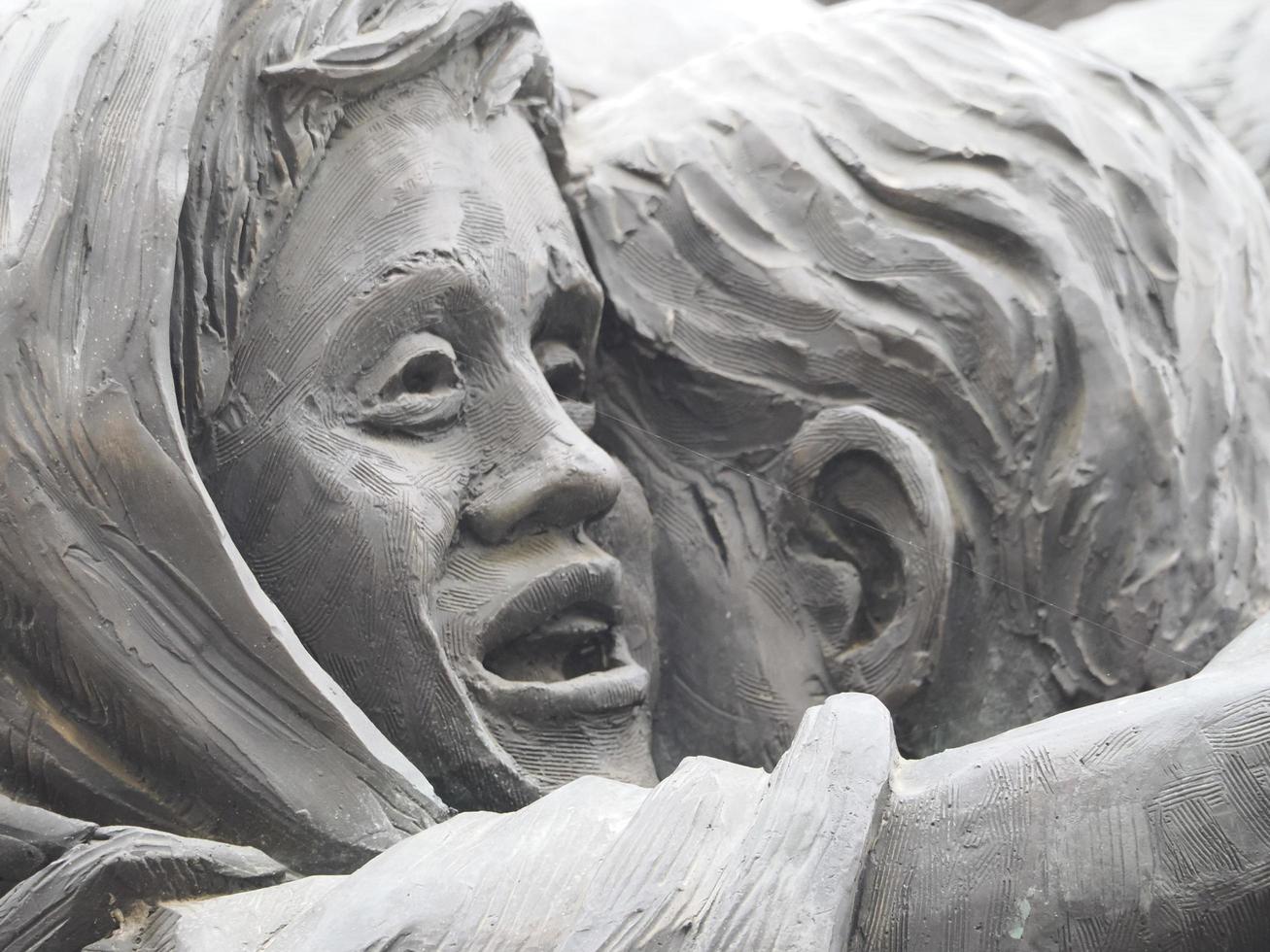 rome, italie - 25 novembre 2022, sculpture du monument des migrants à la place du vatican st. place saint pierre à rome photo