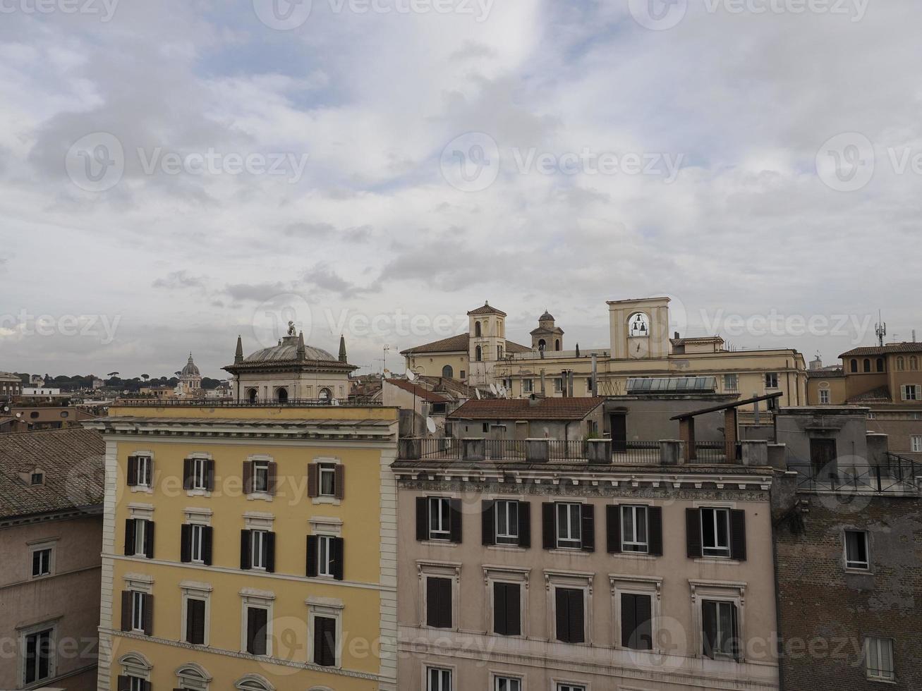 toit de la maison de rome et dôme de l'église panorama de la vue sur le toit du dôme du paysage urbain photo