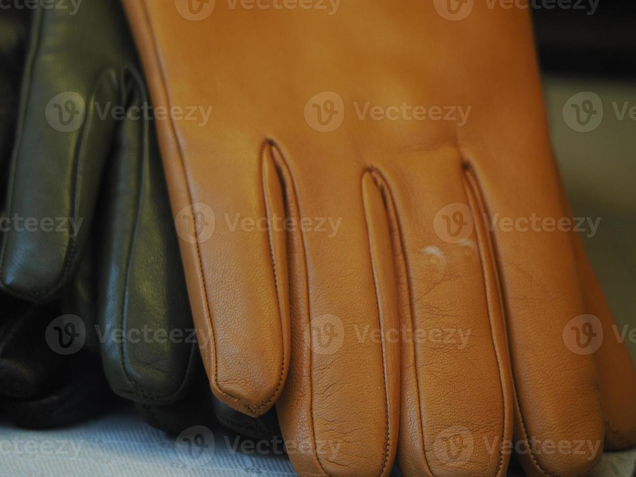 beaucoup de gants en cuir de couleurs différentes photo