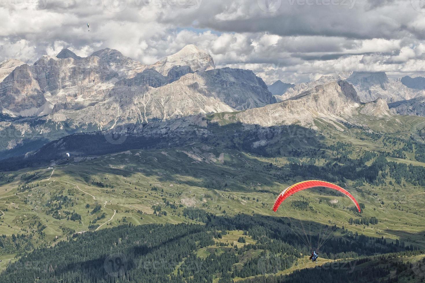 vol en parapente sur le panorama des dolomites photo