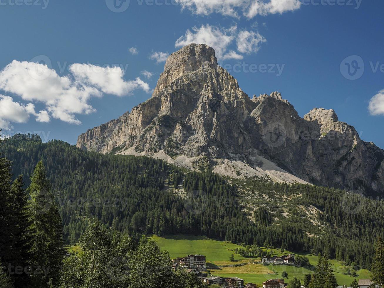 montagne sassongher au-dessus de corvara dans les dolomites photo