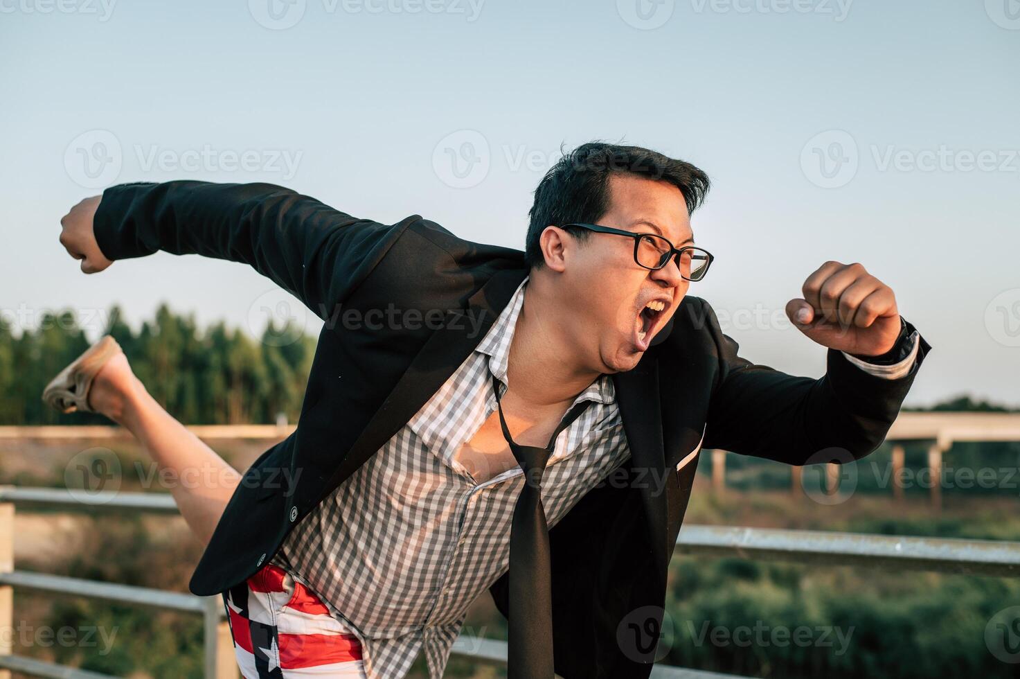 jeune homme d'affaires drôle dans une posture folle et drôle photo