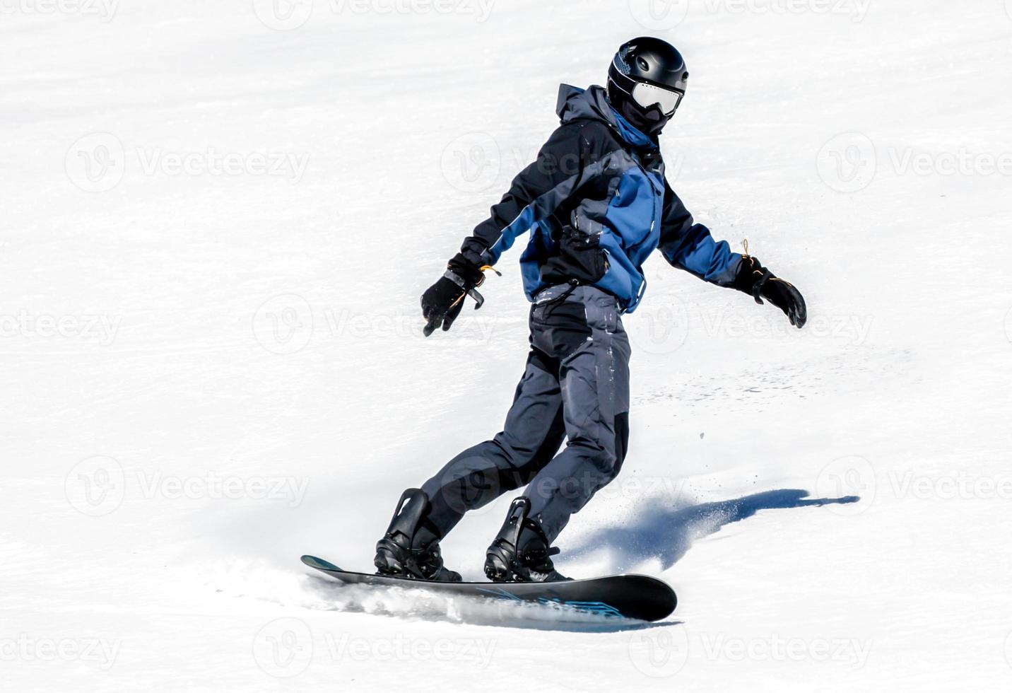 planche a neige. snowboarder sur la piste photo