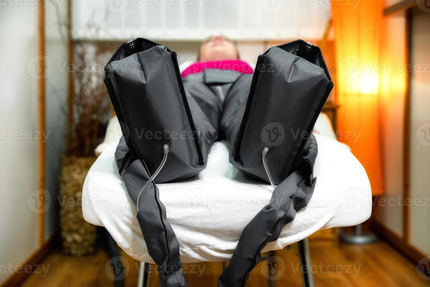 procédure de pressothérapie avec salopette dans un salon de beauté. massage de drainage lymphatique moderne. concept de santé et de beauté photo