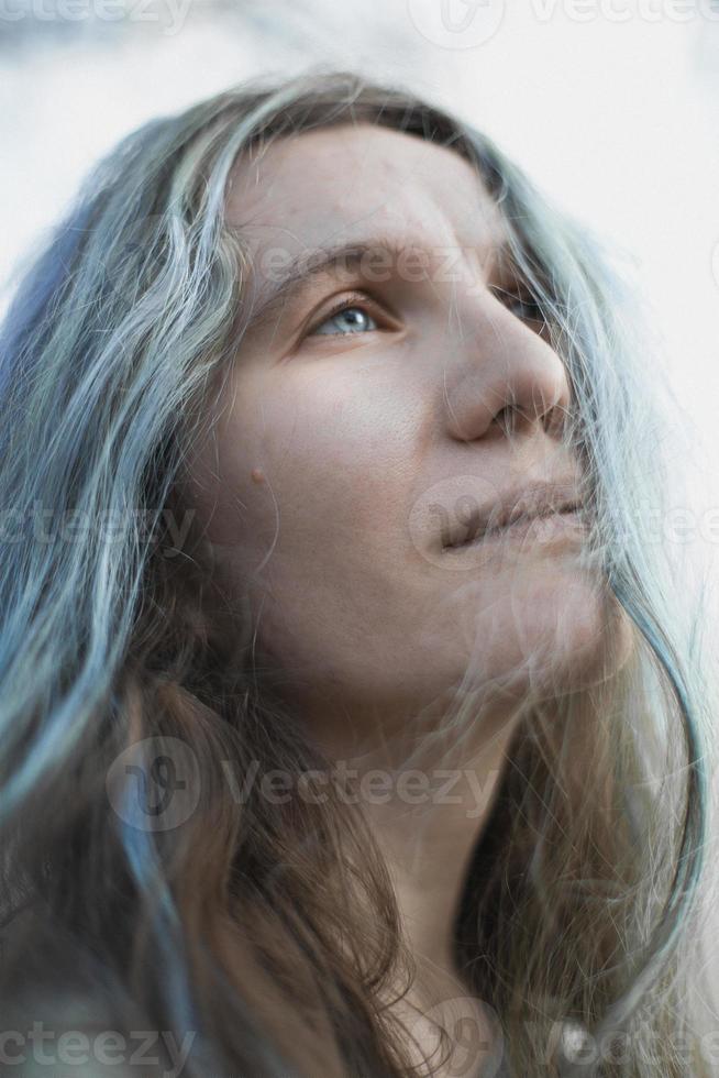 gros plan authentique femme aux cheveux gris regardant dans le ciel photo portrait