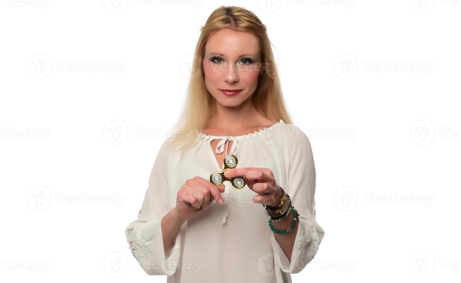 fille à jouer avec fidget spinner dans ses mains, le concept de soulager le stress, développer une petite main mathématiques. photo