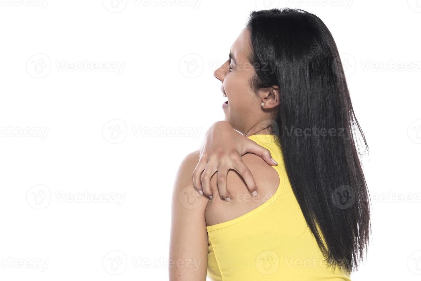 concept de blessure sportive. femme athlétique ressentant de la douleur dans le cou et l'épaule photo