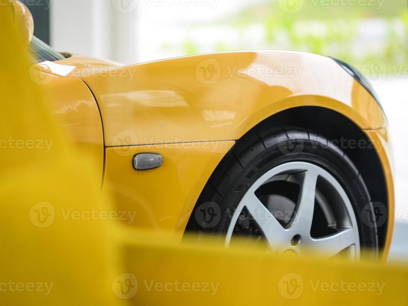 gros plan d'une voiture de sport jaune photo