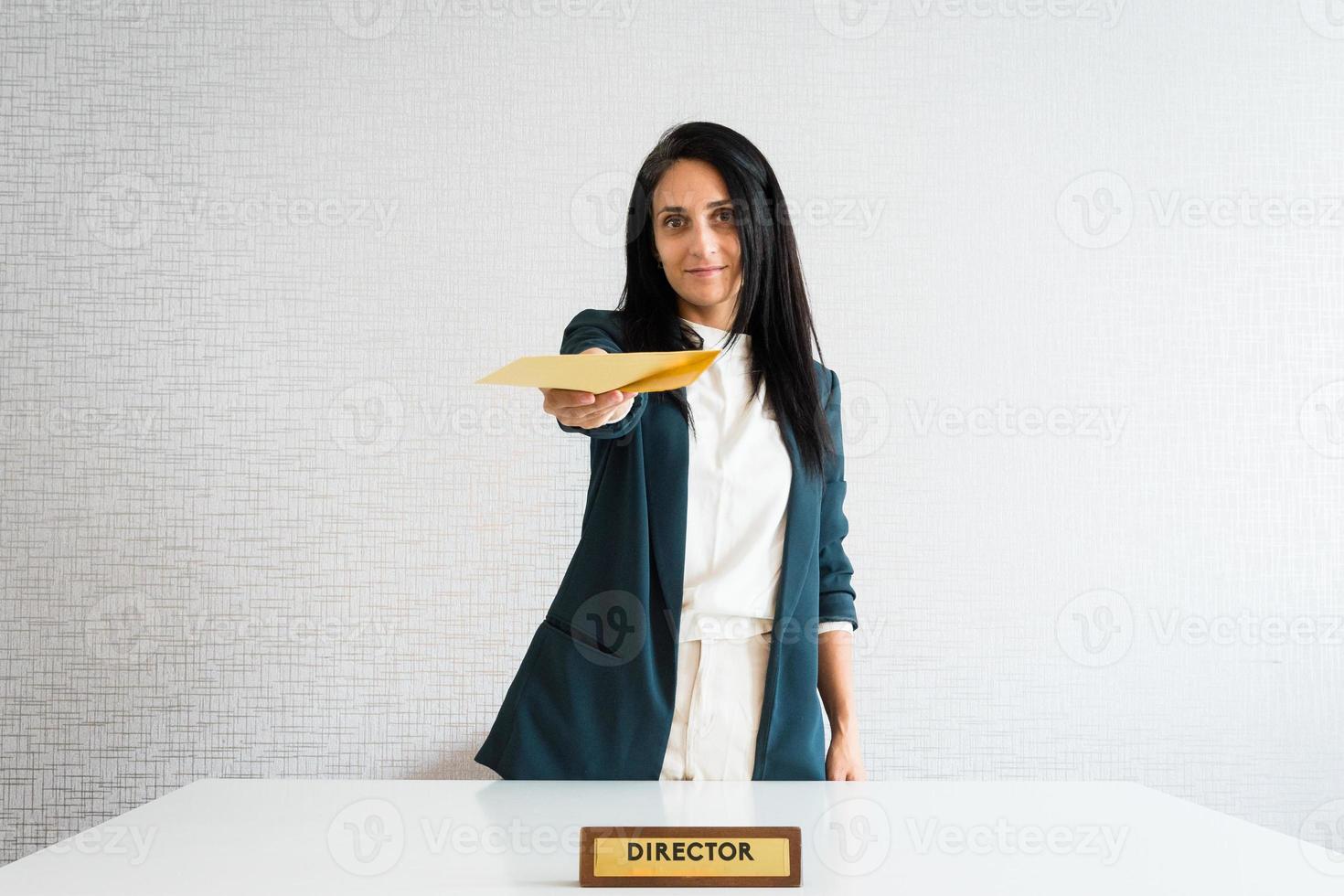 jeune femme d'affaires brune caucasienne directrice au bureau photo