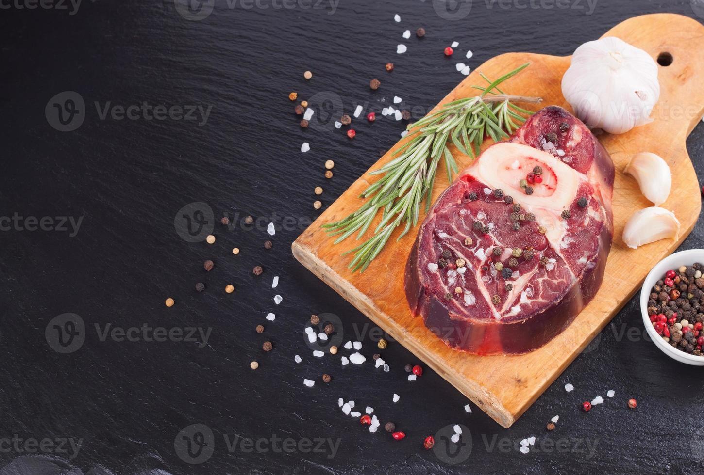 ingrédients de cuisine. steak de boeuf à la viande crue fraîche avec os. photo