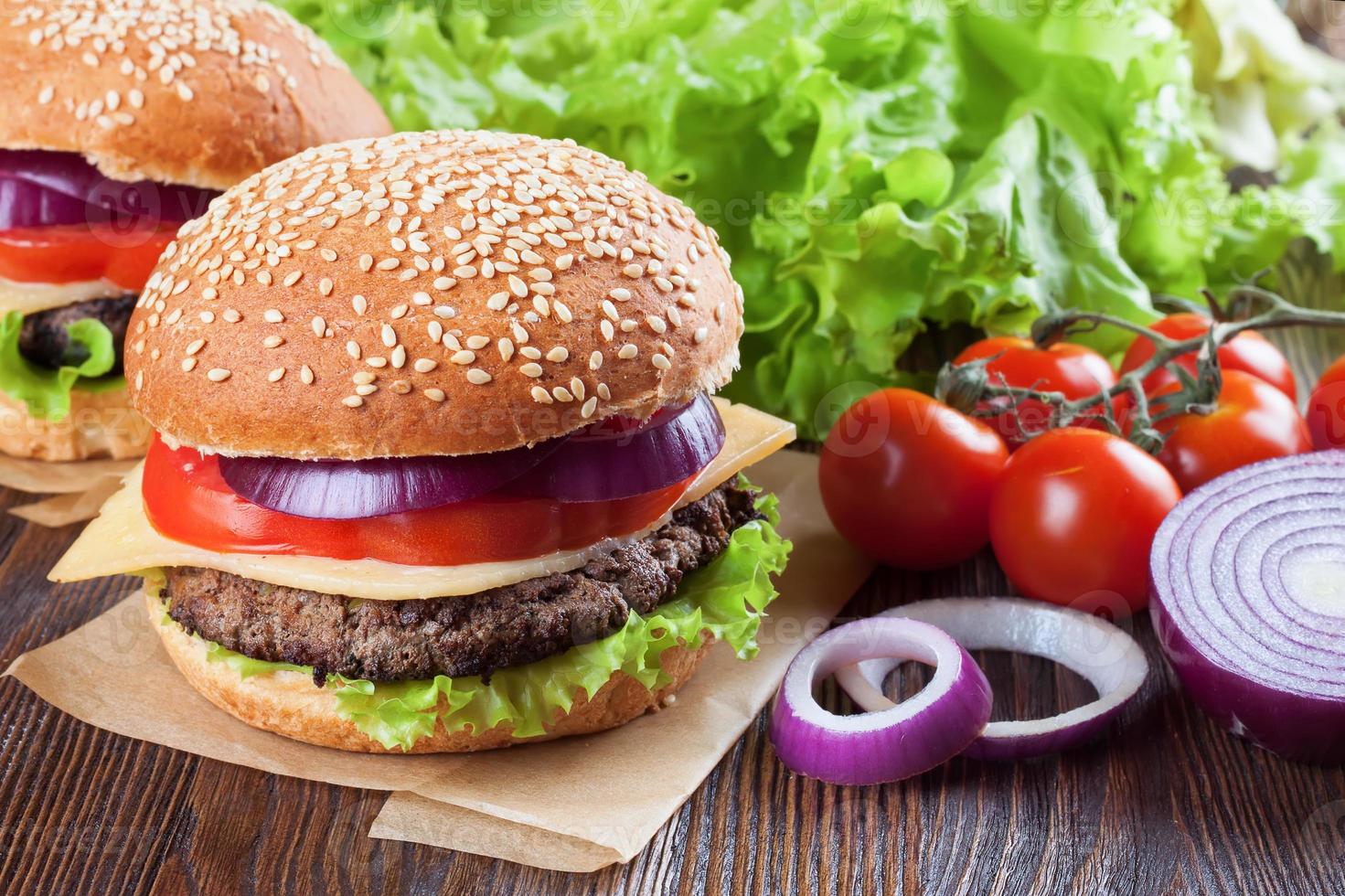 cheeseburger maison sur une surface en bois marron. photo