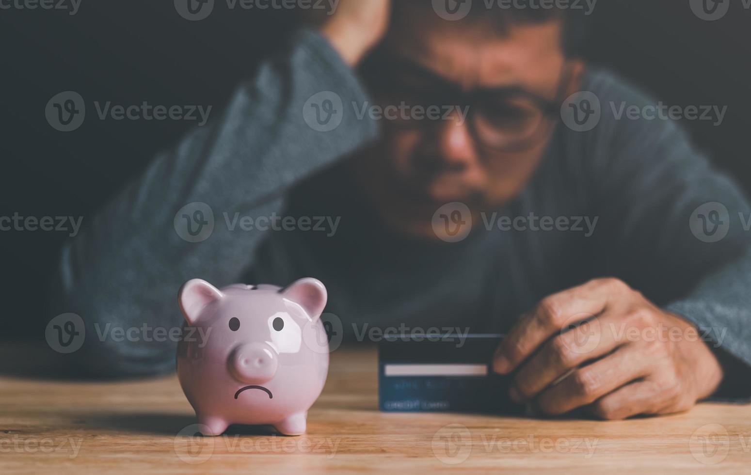 tirelire, carte de crédit et homme mal à l'aise, concept de problème financier insoluble, chômage, pauvreté, dettes impayées, perte d'entreprise, faillite et crise, inquiet des futures crises financières photo