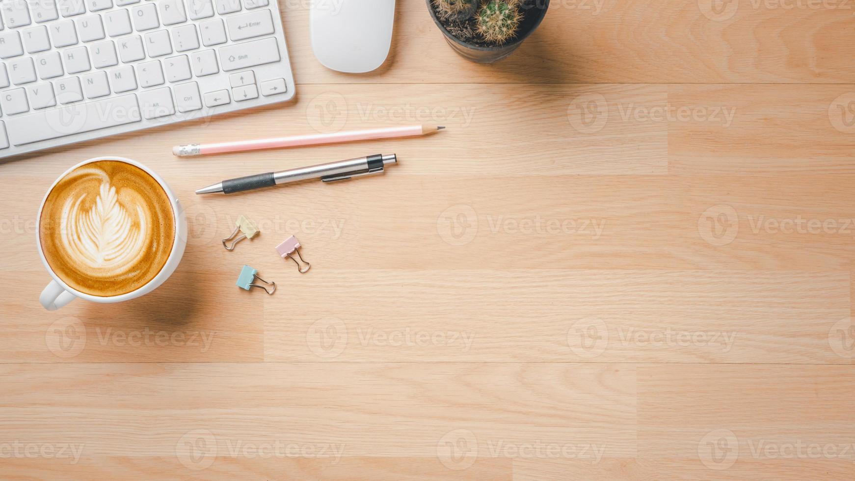 espace de travail de bureau avec ordinateur à clavier, souris, stylo, crayon et tasse de café, vue de dessus à plat avec espace de copie. photo