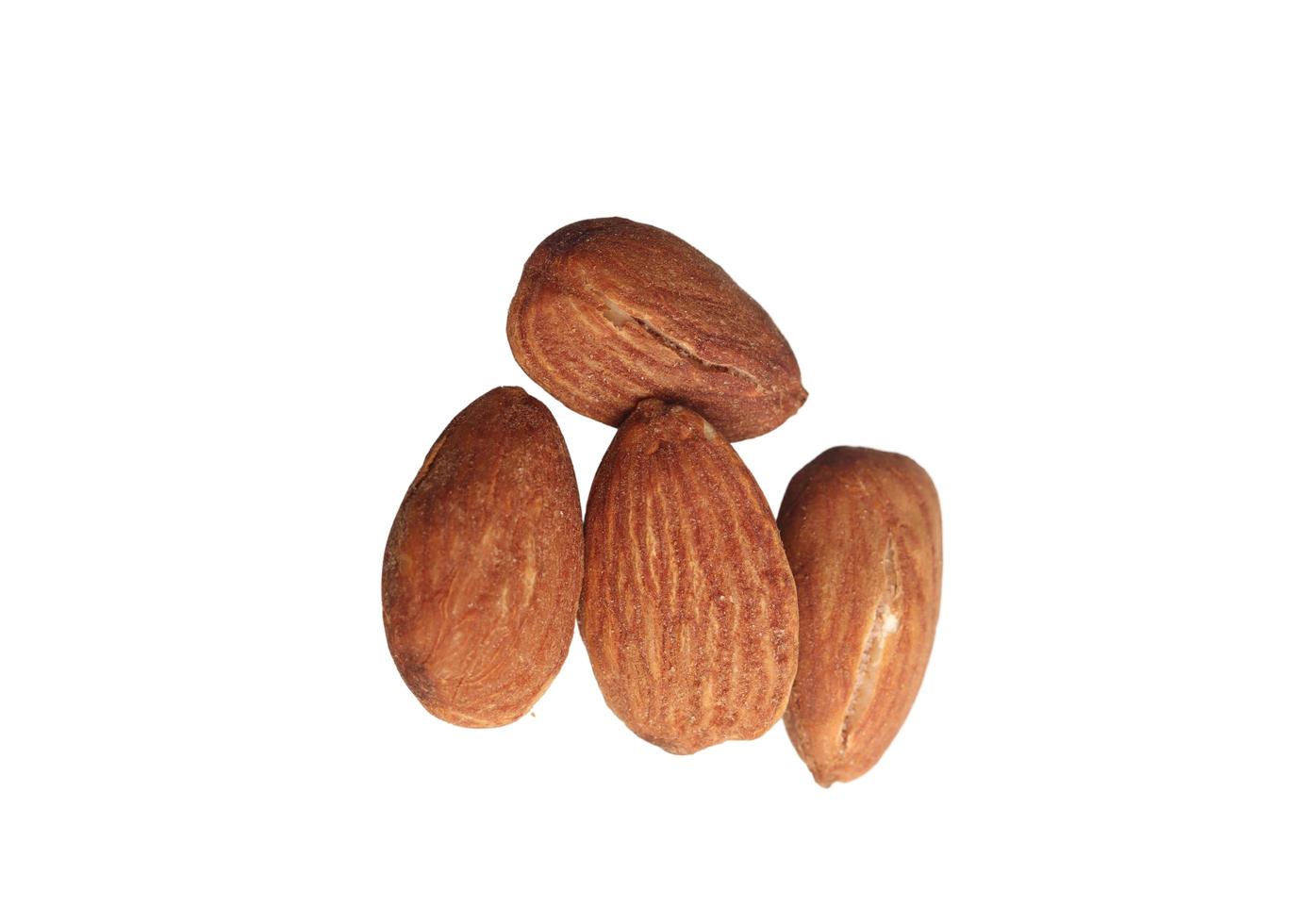 tas d'amandes sur fond blanc photo