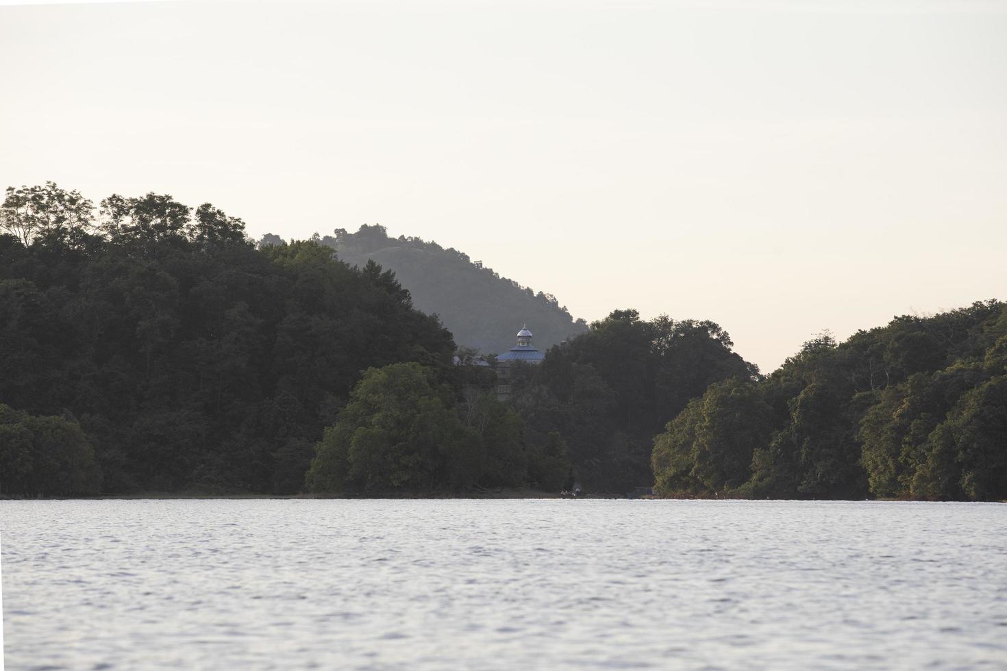 vue imprenable sur les montagnes de la forêt tropicale humide photo