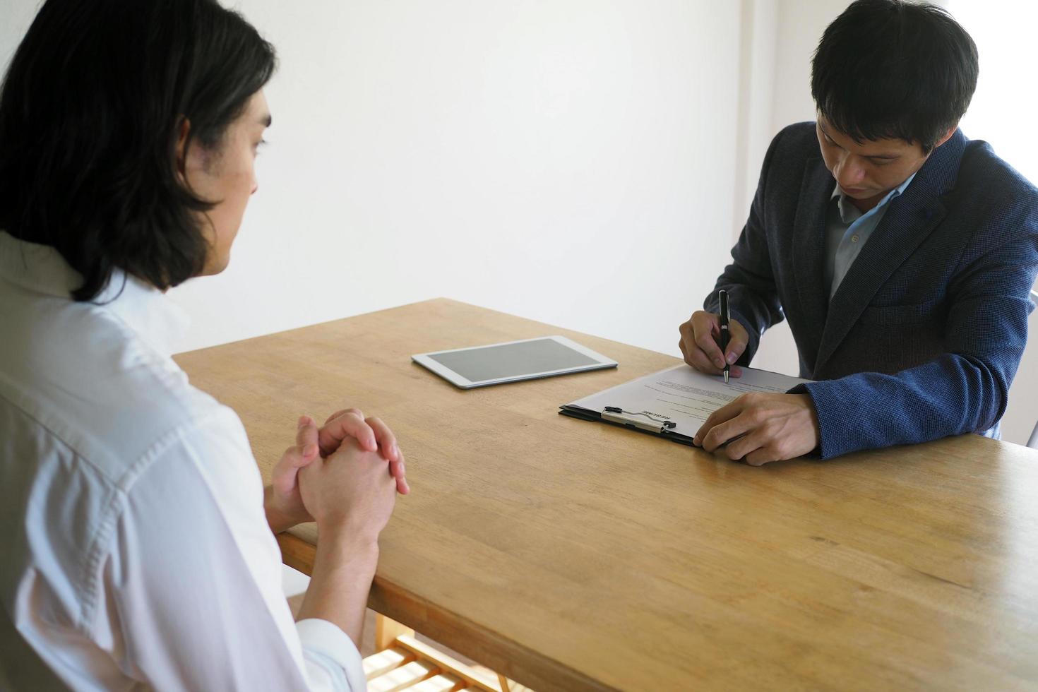 les cadres interrogent les candidats. en se concentrant sur les conseils de rédaction de CV, les qualifications des candidats, les techniques d'entretien et la préparation avant l'entretien. considérations pour les nouveaux employés photo