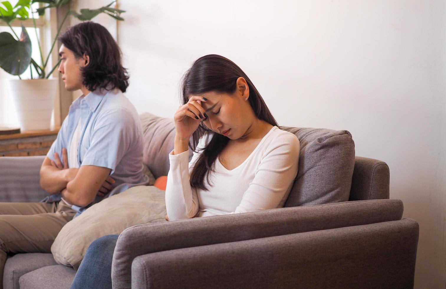 les couples se sentent en colère et tristes après avoir combattu des problèmes familiaux. maris égoïstes et jeunes femmes malheureuses ennuyées par de mauvaises relations. photo