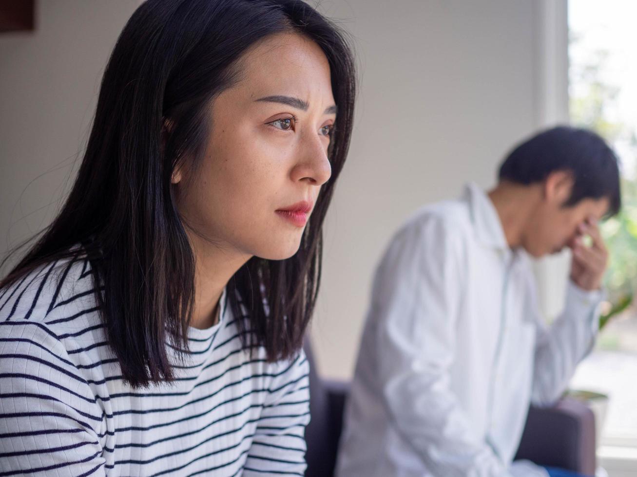 les couples s'ennuient, sont stressés, bouleversés et irrités après une querelle. crise familiale et problèmes relationnels qui prennent fin photo