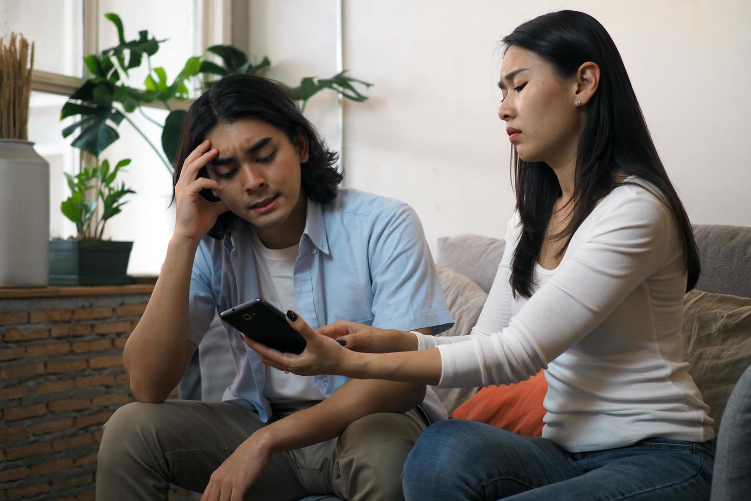 le mari a exprimé son agacement à sa femme qui vérifiait le téléphone. photo