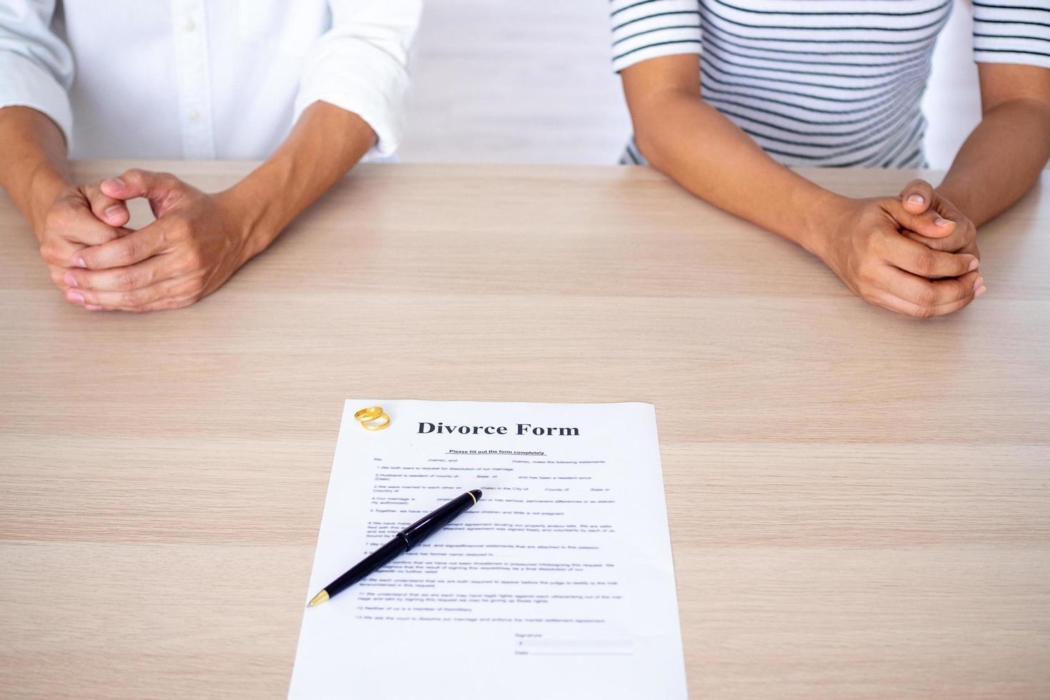 amoureux avec un contrat de divorce et une bague sur la table divorce, dépôt de documents de divorce ou accords prénuptial conclus par des avocats photo