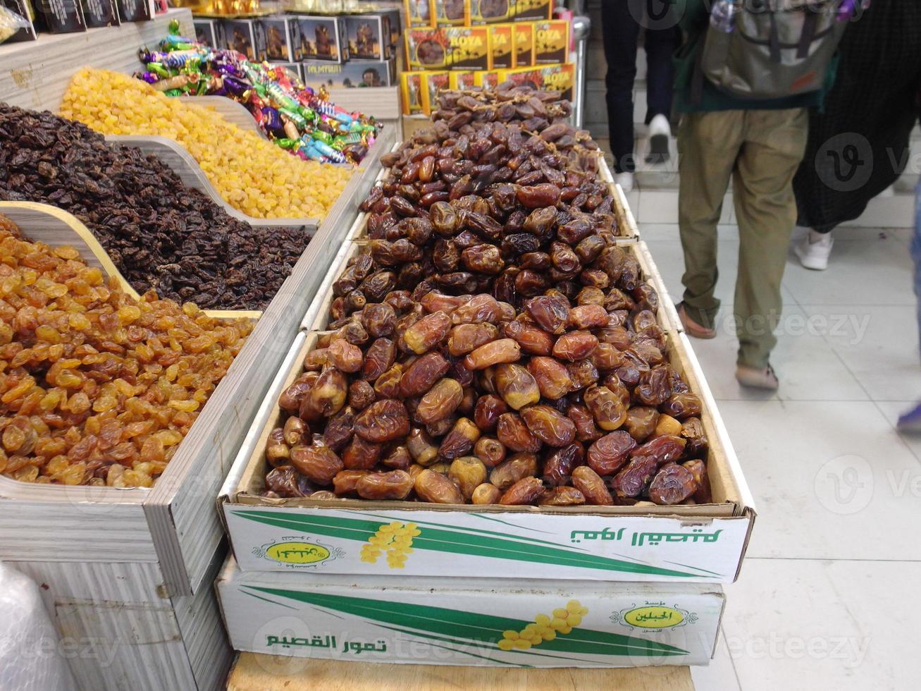 les dattes, un fruit qui pousse beaucoup dans les terres arabes photo