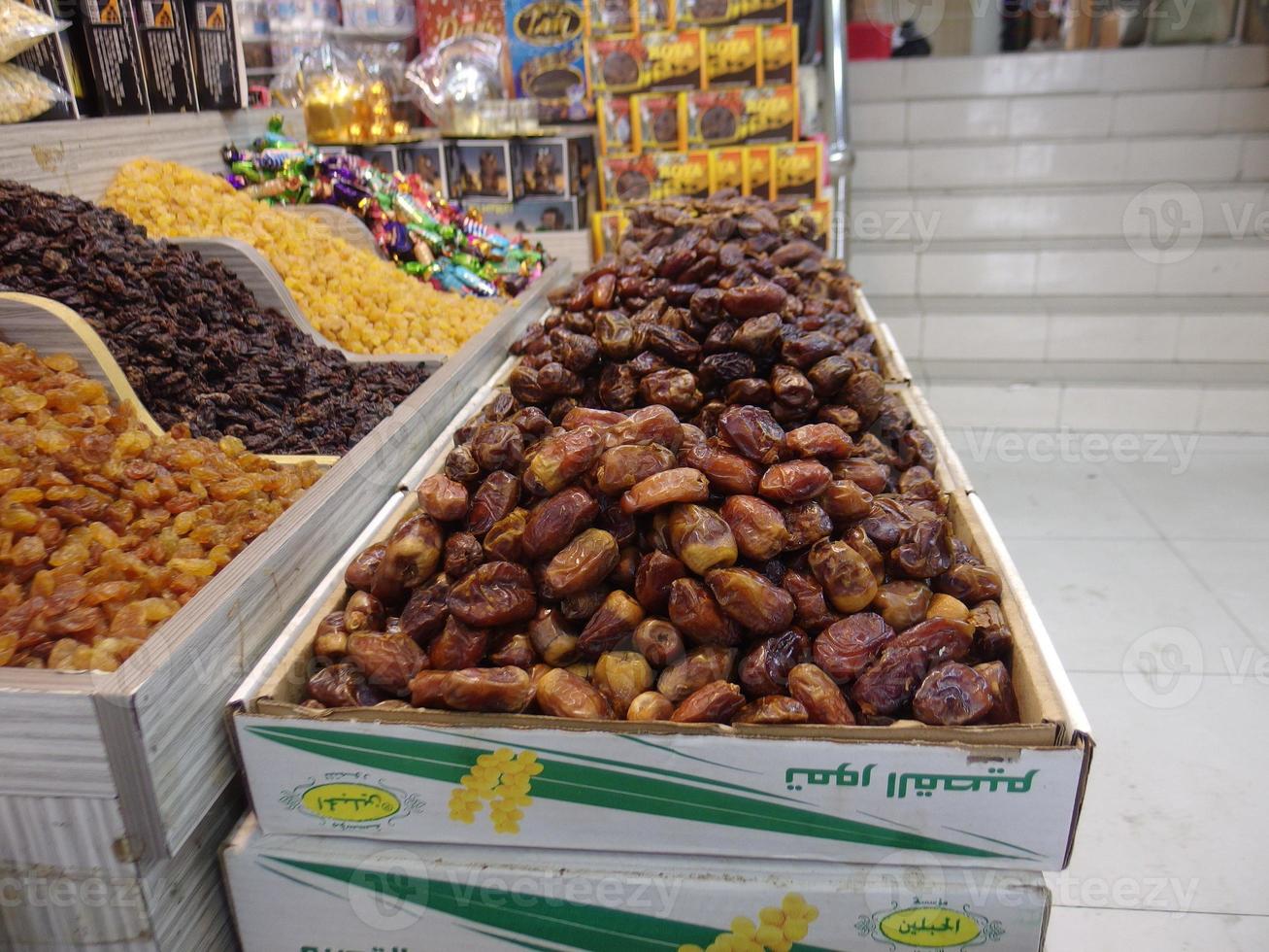 les dattes, un fruit qui pousse beaucoup dans les terres arabes photo