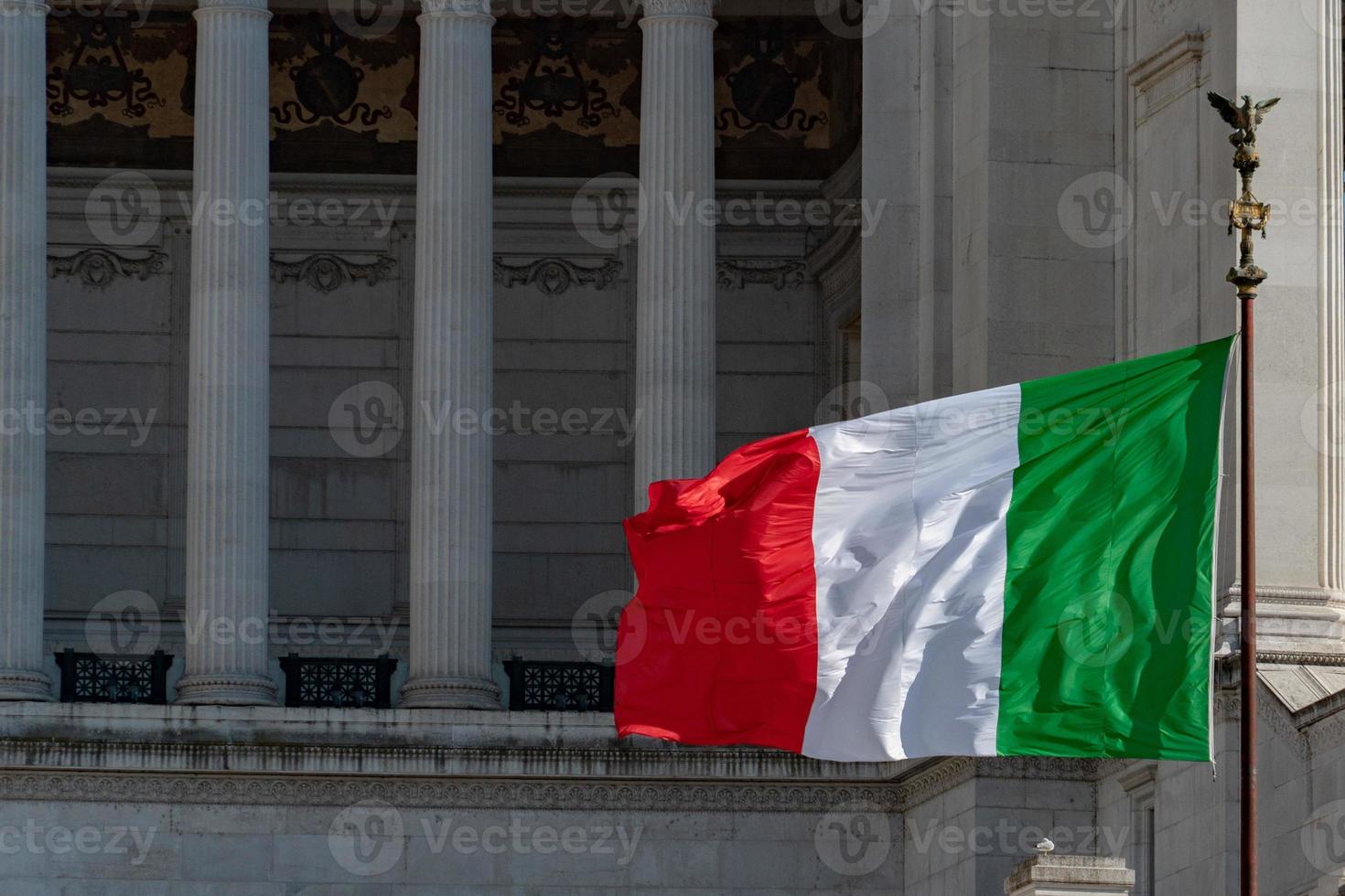 drapeau italien de l'italie vert blanc et rouge à rome photo