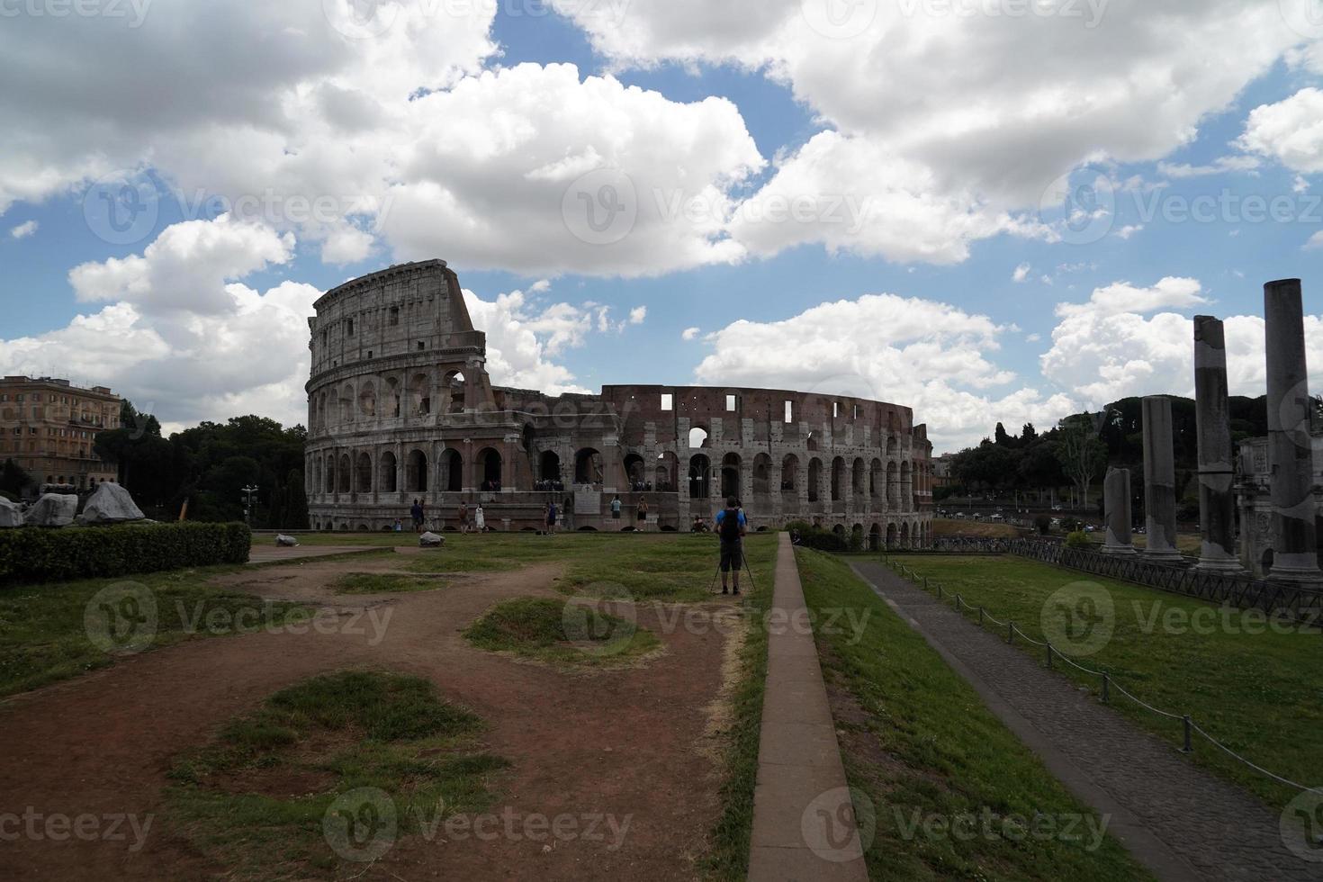 Rome, Italie - 10 juin 2018 - touristes prenant des photos et des selfies au colosseo