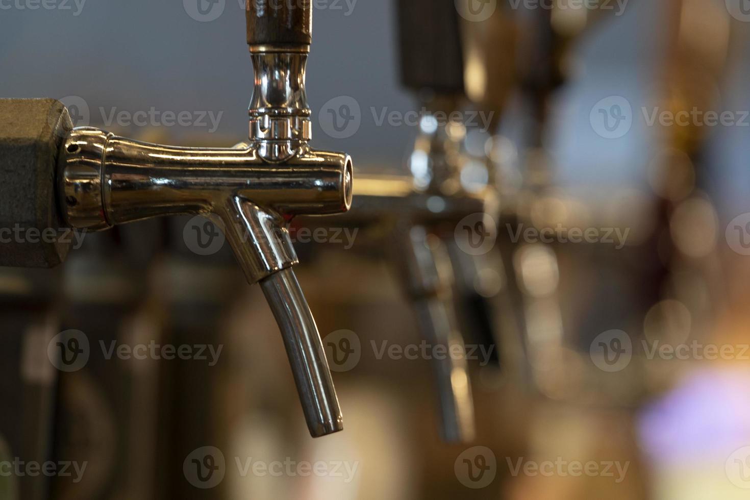 beaucoup de distributeur de bière au pub bar photo