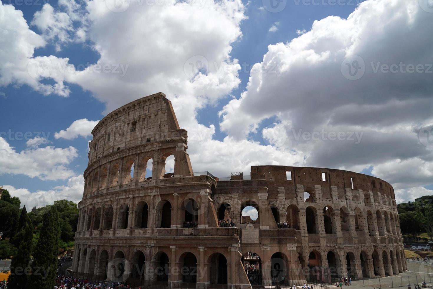 Rome, Italie - 10 juin 2018 - touristes prenant des photos et des selfies au colosseo